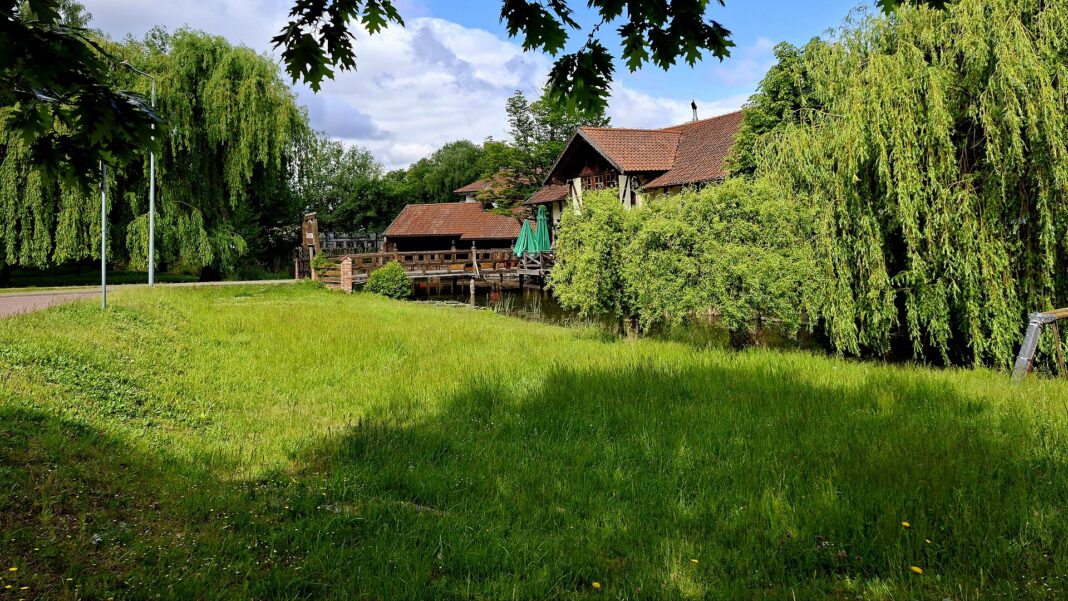 Ostróda - miasto nad Drwęcą w Pojezierzu Iławskim Ostróda - miasto nad Drwęcą w Pojezierzu Iławskim