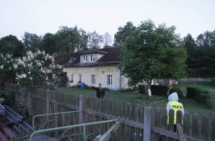 49-letni mężczyzna rzucił się z nożem na matkę po czym popełnił samobójstwo.